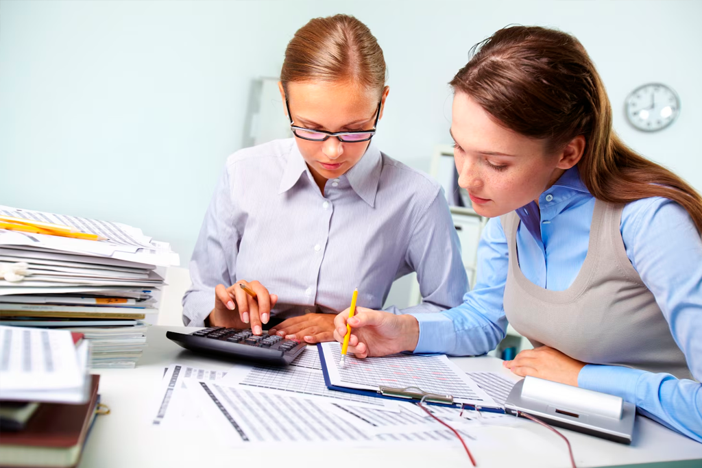 Registros y calculadora durante una revisión contable